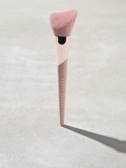 Cheek-Hugging Bronzer Brush 190